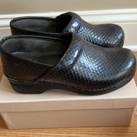 Women’s Dansko clogs. Navy blue. Pre owned. Some signs of wear . See photos - Picture 4 of 9